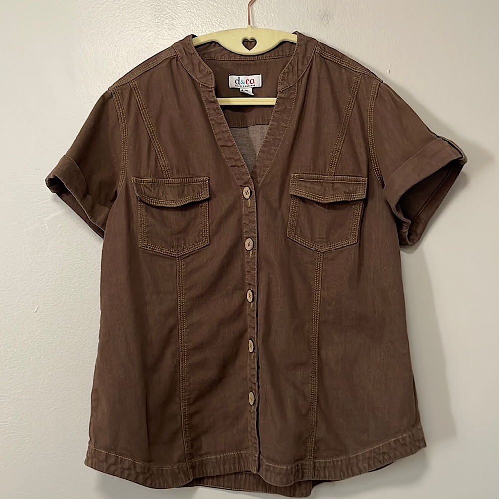 D & Co brown Jean button down shirt. Sz medium
